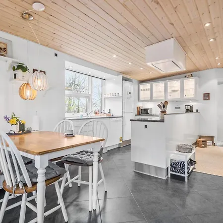 Semesterbostad 2 Bedroom Beautiful In V