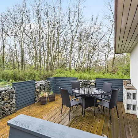 2 Bedroom Beautiful In V