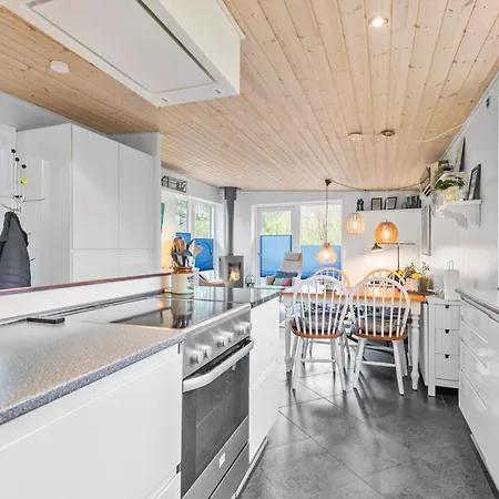 Semesterbostad 2 Bedroom Beautiful In V