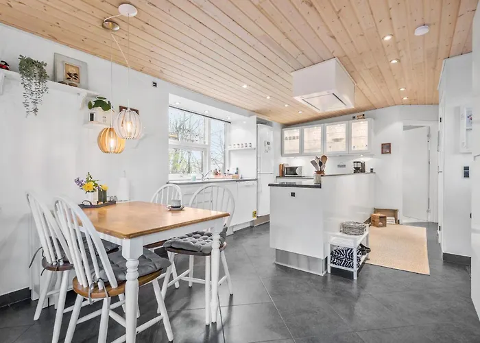 Semesterbostad 2 Bedroom Beautiful In V